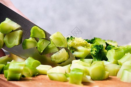 在一个切割板上购物花椰菜维生素砧板食物营养食谱植物油菜矿物质蔬菜厨房图片