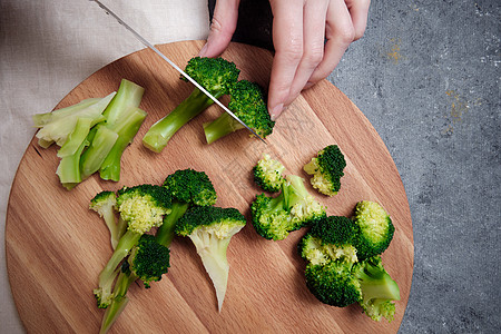 在一个切割板上购物花椰菜食谱蔬菜植物油菜饮食营养菜板砧板维生素矿物质图片