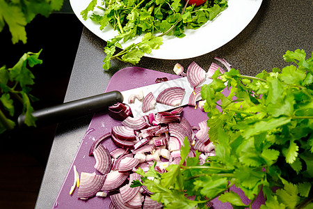 切洋葱和刀子 在切割板上台面香菜维生素烹饪厨房蔬菜托盘青菜图片