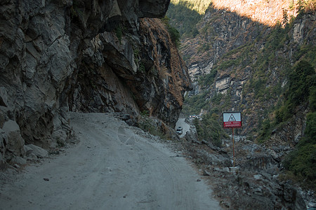 位于Marshyangdi河上Dharapani村的危险的山路弯曲驾驶旅行电路茶馆树木房子悬崖山脉边缘小路图片