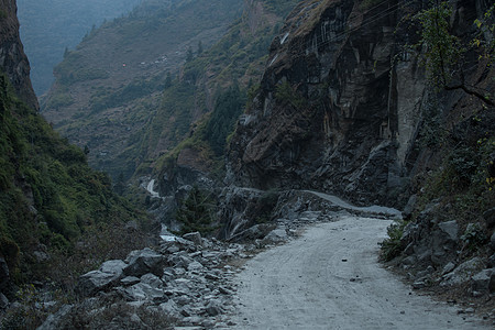 位于Marshyangdi河上Dharapani村的危险的山路弯曲山脉驾驶农村旅游森林高度悬崖背包电路小路图片