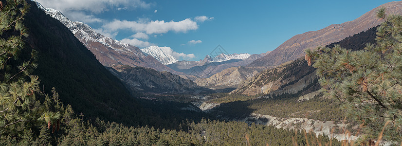 位于Marshyangdi河谷的Annapurna环路山峰全景旅行公园旅游阳光远足蓝色峡谷风景自由山脉图片