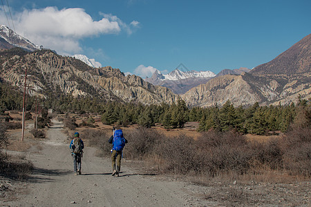 背包朋友被山群围观自由远足者风景峡谷蓝色顶峰阳光旅行天空旅游图片