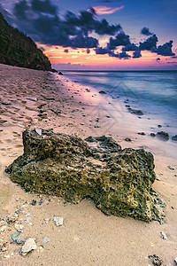 海滩上的早晨海岸海浪晴天天空海洋石头波浪反射海景地平线图片