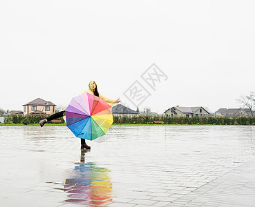 美丽的黑褐色女人 在雨中舞着多彩的雨伞快乐女性天气女士成人街道彩虹乐趣幸福舞蹈图片