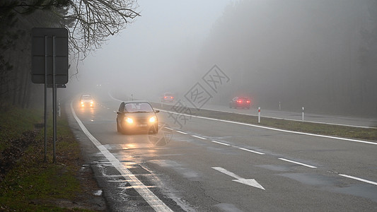 恶劣天气驾驶雾蒙蒙的乡间小路 高速公路道路交通 冬季时间风暴挡风玻璃头灯车辆尾巴水器季节速度汽车下雨图片