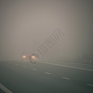 恶劣天气驾驶雾蒙蒙的乡间小路 高速公路道路交通 冬季时间运输尾巴汽车旅行挡风玻璃街道风暴薄雾季节速度图片