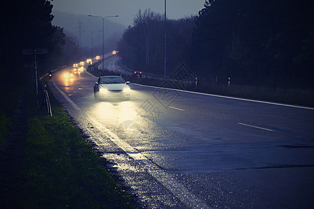 恶劣天气驾驶雾蒙蒙的乡间小路 高速公路道路交通 冬季秋季时间季节速度街道运输挡风玻璃尾巴旅行车辆汽车下雨图片