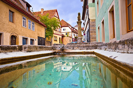 田园诗般的德国 中世纪德国小镇的彩色街道和喷泉图片