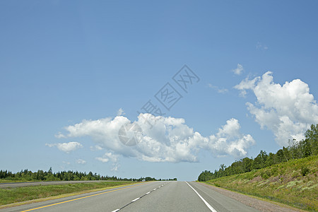夏日开放高速公路的伸展图片