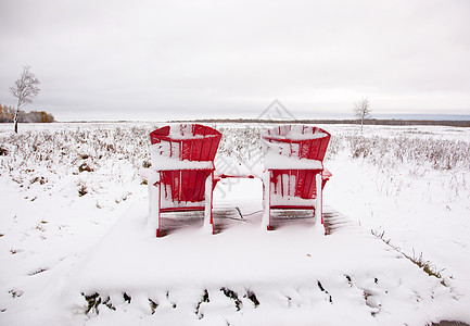雪地上两张红色的阿迪隆达克椅子图片
