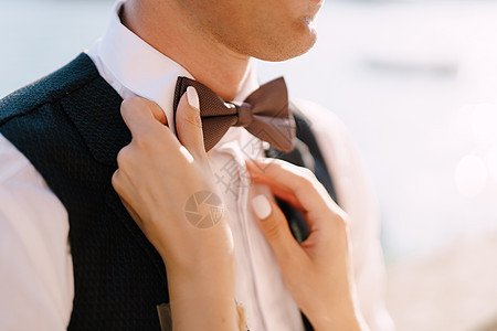 黑山的美术婚礼照片 佩拉斯特 新娘亲手紧贴 用新郎的弓领带玩弄手指图片