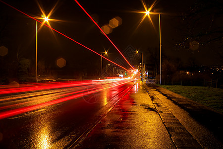 晚上从车前灯下开走红色头灯运输街道城市速度车辆交通汽车耀斑图片
