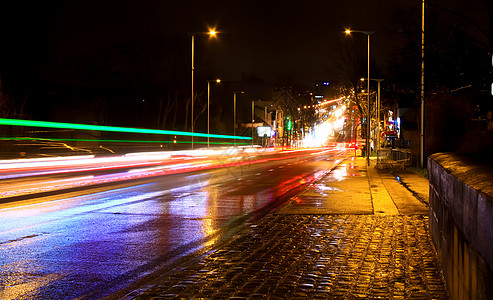 晚上从车前灯下开走红色耀斑城市旅行运动车辆头灯街道光绘速度图片