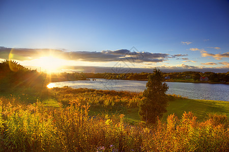 秋天在河上日落图片