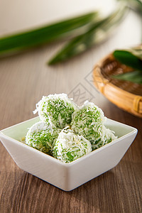 Onde onde是一种传统的马来小吃 由米球制成 里面装满了棕色糖 涂有花椰子糯米食物文化椰子汤圆美食马来语糕点甜点食品图片