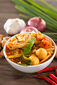 功夫汤或Tom Tam是泰国常见的辣味清汤和泰国菜食一号餐厅香料烹饪美食椰子辣椒功夫食物柠檬午餐背景