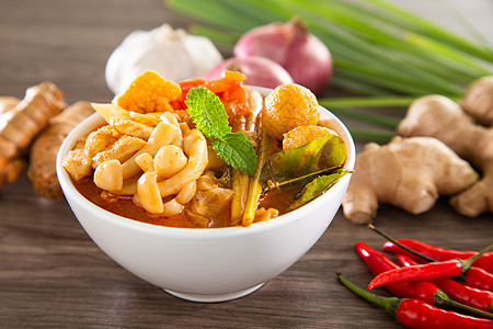或Tom Tam是泰国常见的辣味清汤和泰国菜食一号盘子街道餐厅美食午餐功夫食物椰子草本植物辣椒图片