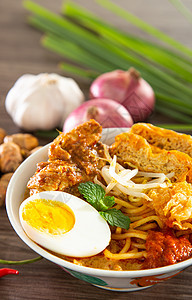 Curry Laksa是马来西亚文化中流行的热辣面汤 由马来西亚文化提供猪肉叻沙中心烹饪肉汁辣椒食物广场美食早餐图片