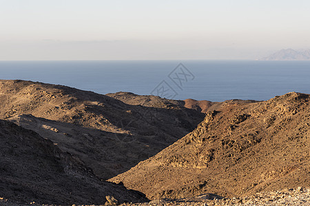 红海背景下的干旱沙漠山脉 Shlomo山晨光宇宙灰尘小说科幻橙子岩石荒野勘探沙丘石头图片