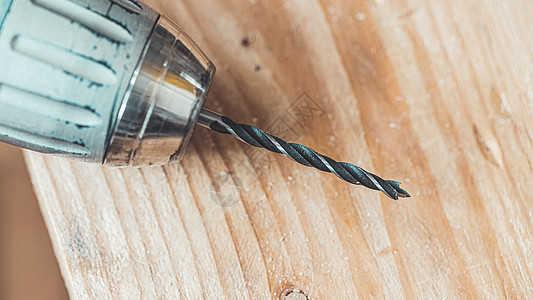 木板上的钻机硬件 关上工具杂工施工工艺作坊木材木匠钻孔力量木工背景