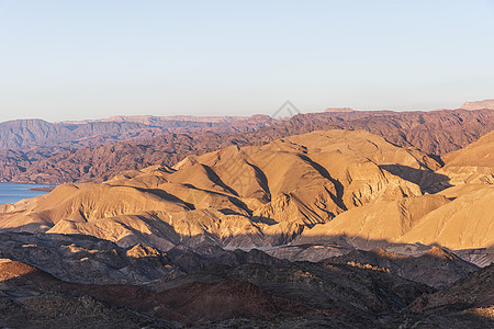 红海背景下的干旱沙漠山脉 Shlomo山晨光国家沙丘行星科幻气氛勘探地面外星人火山灰尘图片