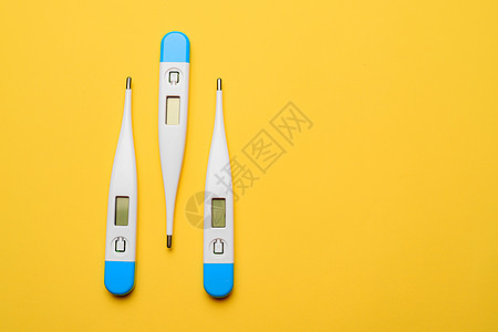 电子体温计 在黄色背景上的电子温度计 温度测量 安全温度计 现代医疗设备 科学和医学 关于安全温度计的文章 技术 复制空间包装电图片