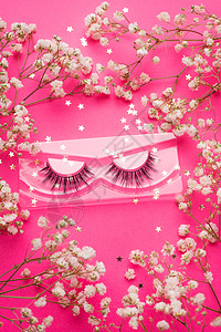 粉红色化妆品假睫毛  粉红色背景上的假睫毛 布局美容产业 美丽与时尚 女性之美 趋势 自理 一篇关于假睫毛的选择和护理的文章 粉红色的背景背景