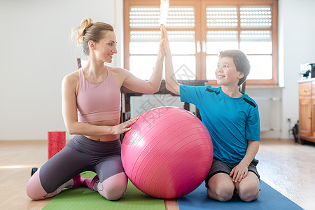在家健身后 母亲和儿子互相提供5次体格锻炼图片