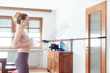 在家做健身锻炼时 在隔离期间保持适合的漂亮女子房间体操客厅免疫系统疾病反抗训练运动活动危机图片