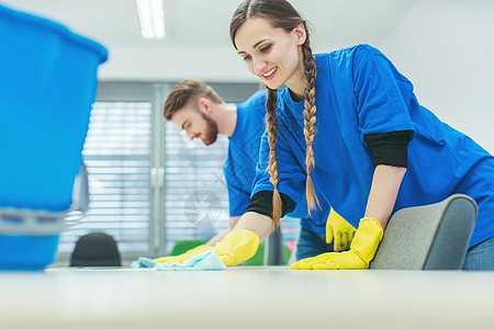 清洁船员擦洗桌男人打扫女佣人员团队手套服务保洁员桌子工作房间高清图片素材