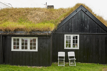丹麦法罗群岛典型的有草屋顶的房屋(丹麦)高清图片