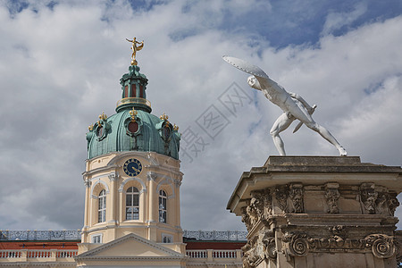 夏洛特堡宫是柏林德国最大的宫殿 也是该城唯一幸存的皇室官邸住宅历史城市风格城堡天空奢华旅游雕像建筑学图片