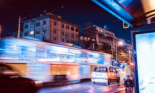 夜色电车在交通中行驶 轻轨运动模糊图片