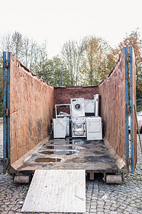 回收中心集装箱中的旧电器器械 回收中心洗衣机收物回收场收集器具废物废料收藏垃圾分类设备图片