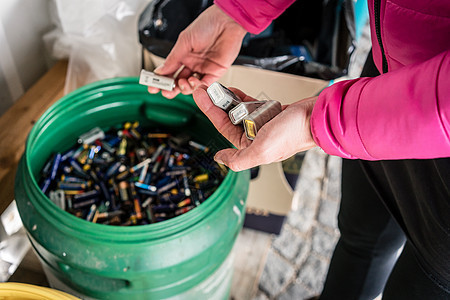 在回收中心处理的电池收集垃圾分类收物回收场废物收藏废料女士图片