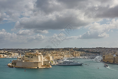 马耳他瓦莱塔老城及其港口的景象石头城市历史圆顶旅游教会地标首都景观游艇图片