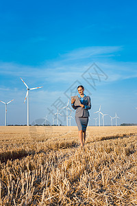 妇女将资金投入符合道德的风力涡轮机投资村庄套装平板数据小麦利润活力植物风能变化图片
