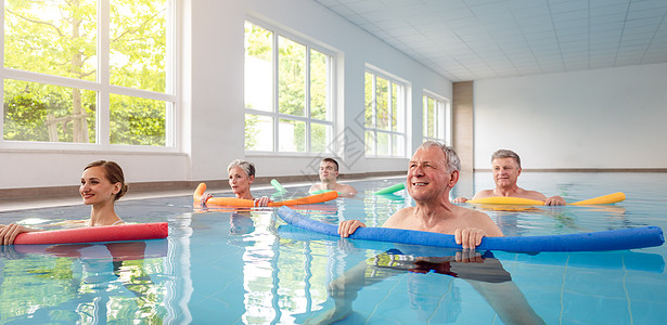 男女在重新调动期间参加水锻活动;图片