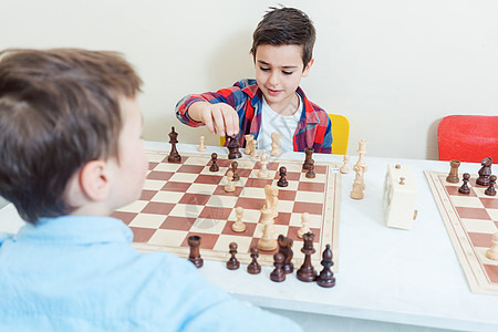 家庭在比武室下象棋女士母亲学习国际班级孩子们学校妈妈训练爸爸图片