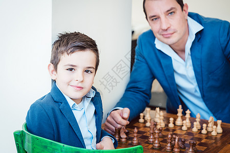 父子下象棋儿子学校比赛木板朋友们学习战略男人国际象棋班级图片
