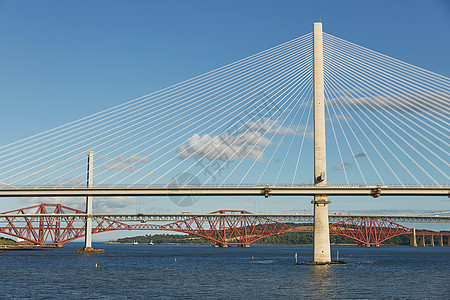 位于苏格兰爱丁堡的福斯河口新昆斯渡口大桥与旧福斯路桥和标志性的福斯铁路桥火车入口交通海岸城市旅行峡湾铁路工程运输图片