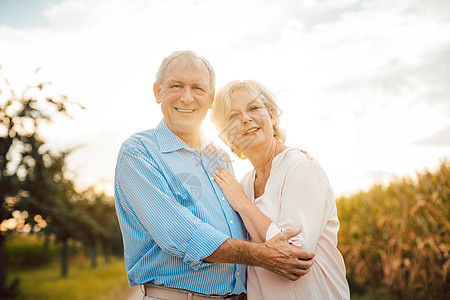 高龄夫妇在户外相互拥抱风景人员快乐妻子草地夫妻退休老年人丈夫阳光图片