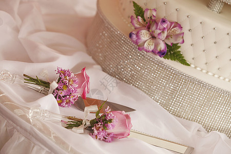 白色婚礼蛋糕 装饰着鲜花和剪刀周年庆典幸福奶油面包新娘餐饮生日婚姻桌子图片