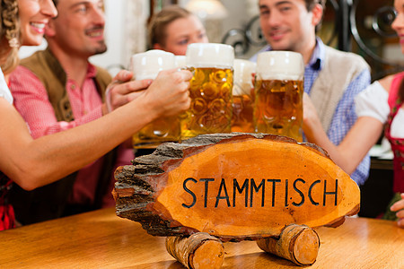 在巴伐利亚酒吧喝啤酒的人少女装口渴女性传统女士客栈团体微笑眼镜庆典图片