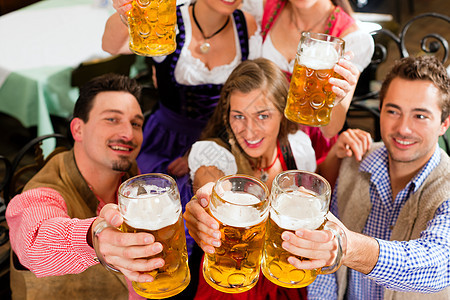 在巴伐利亚酒吧喝啤酒的人男性派对微笑庆典饮料女性女士男人眼镜朋友们图片
