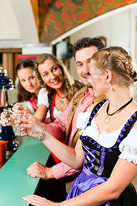 杯子与烈酒连结酒吧客栈团体朋友们传统乐趣享受男人眼镜饮料图片
