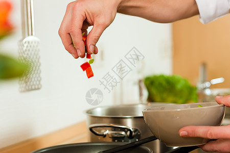 男人在厨房做饭炊具盘子红色蔬菜平底锅火炉图片