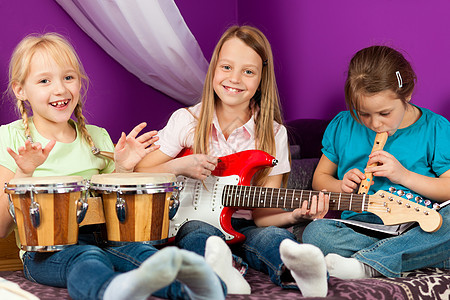 儿童制作音乐歌曲女学生练习乐队女孩们吉他孩子们乐趣三重奏作品图片