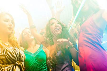 在迪舞厅或俱乐部里跳舞的音乐迪厅团体舞蹈女性荒野夜店成人朋友们喜悦图片